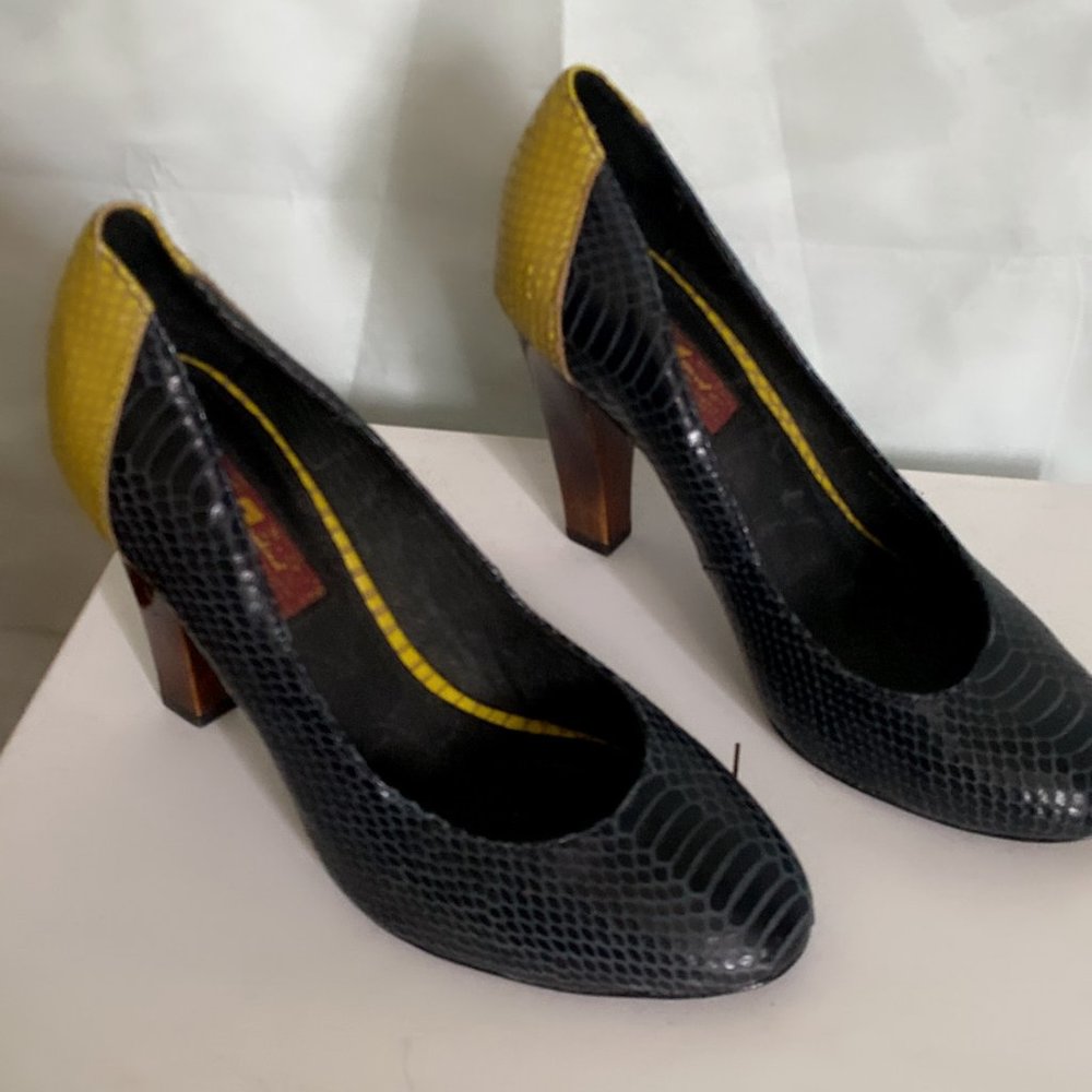 Pumps - Picture 2 of 4